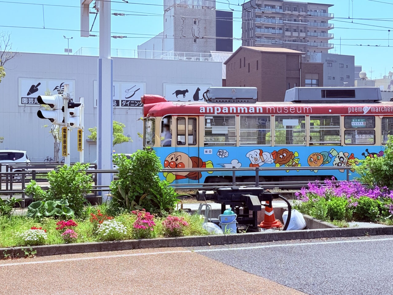 アンパンマンのキャラクターがラッピングされた路面電車