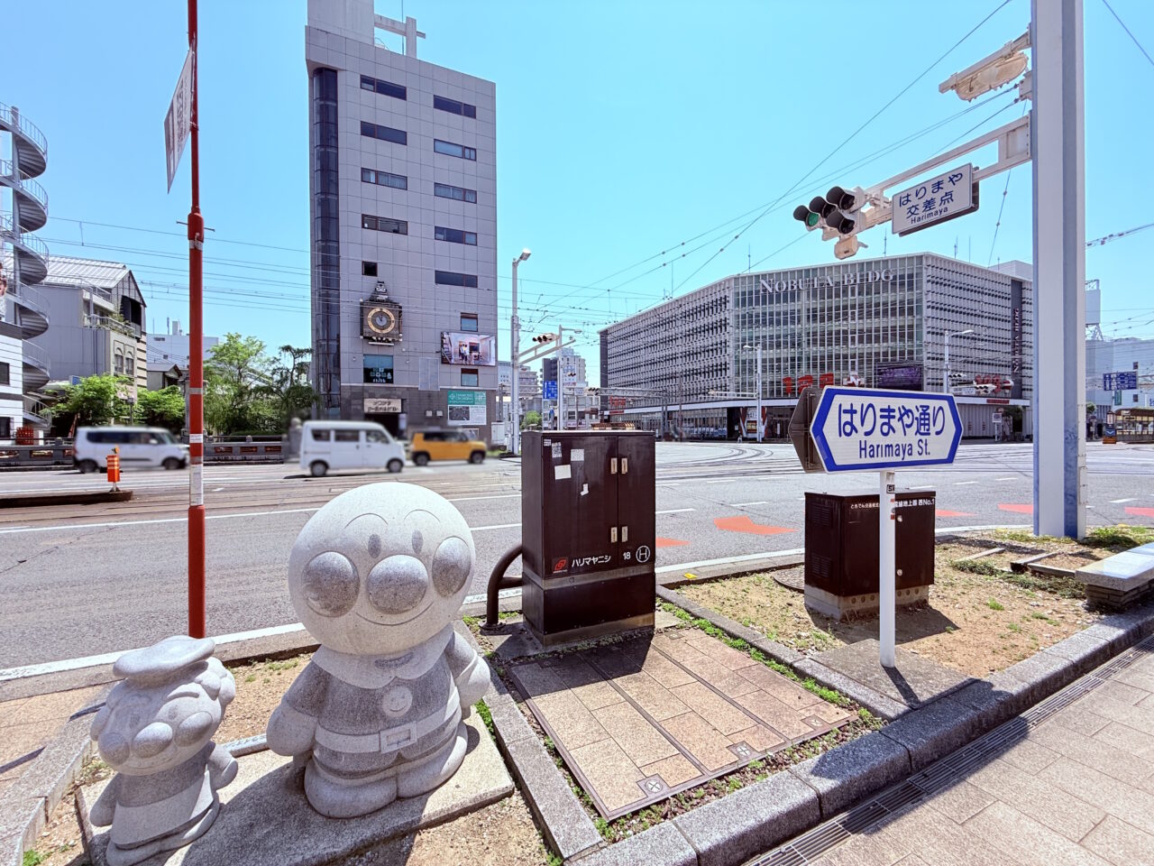 はりまや通りの歩道にあるアンパンマン達の像