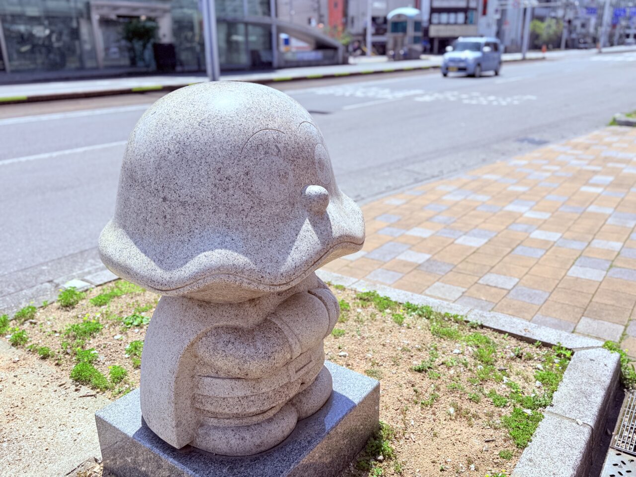 はりまや通りの歩道にあるアンパンマン達の像
