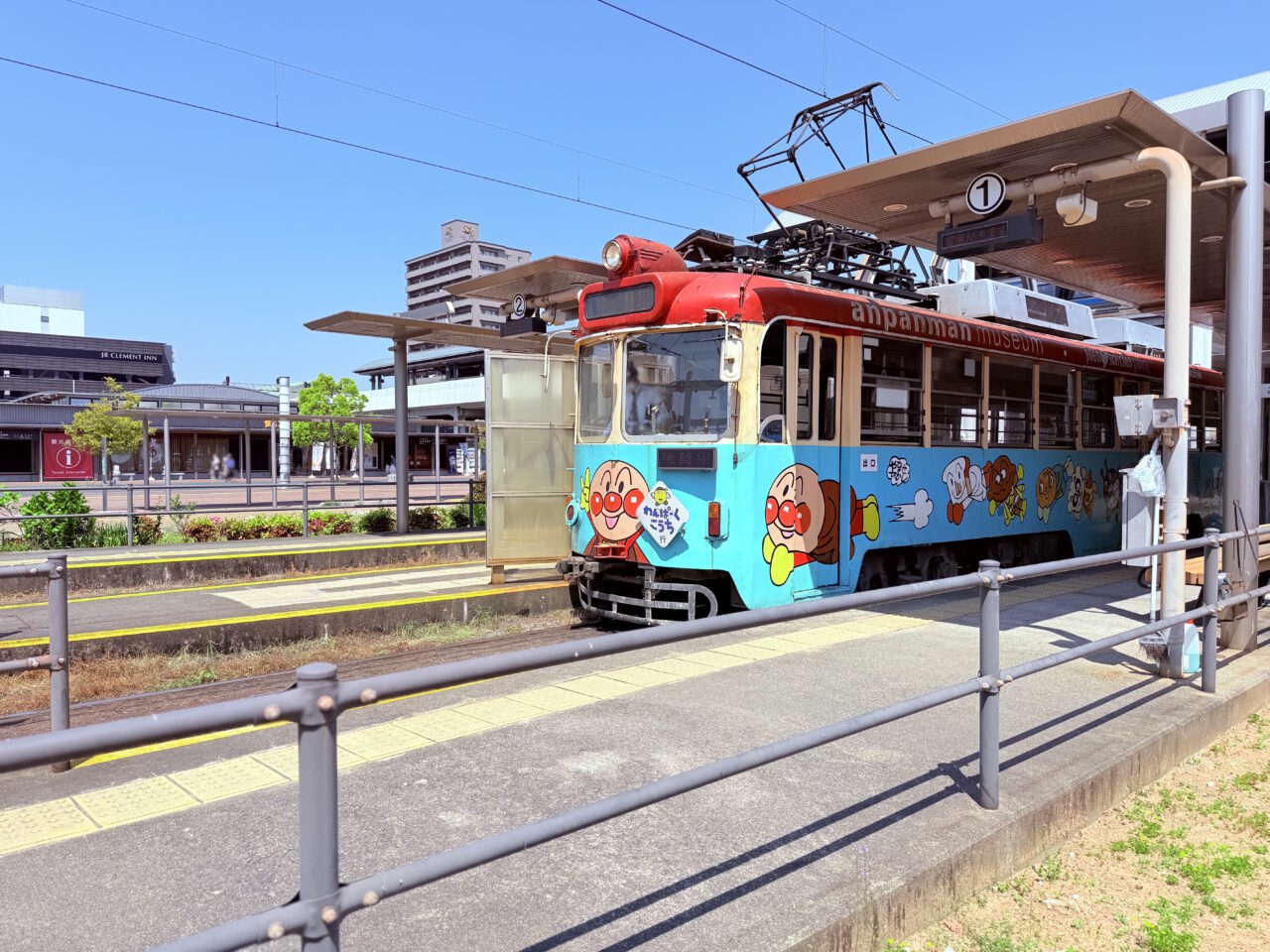 アンパンマンのキャラクターがラッピングされた路面電車