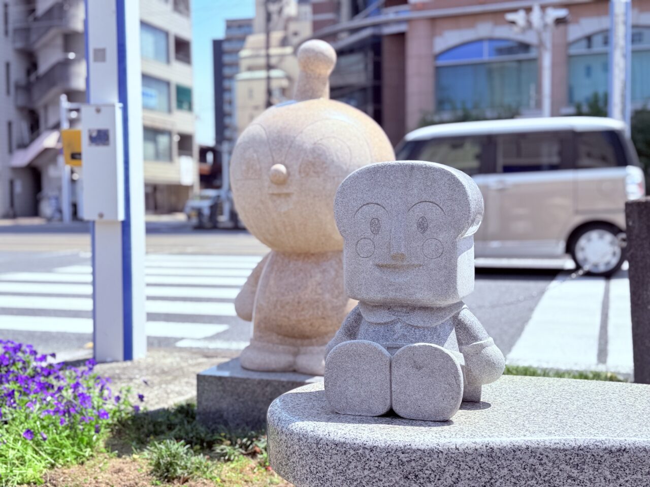 はりまや通りの歩道にあるアンパンマン達の像