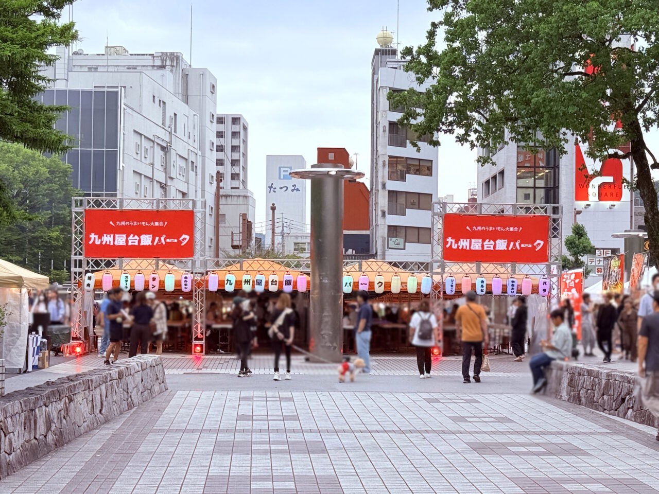 東洋電化中央公園で行われている「九州屋台飯パーク」の様子（2025年5月23日）