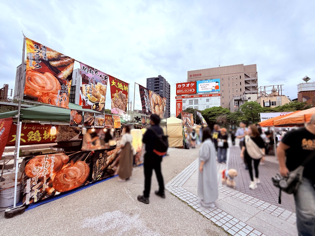 東洋電化中央公園で行われている「九州屋台飯パーク」の様子（2025年5月23日）