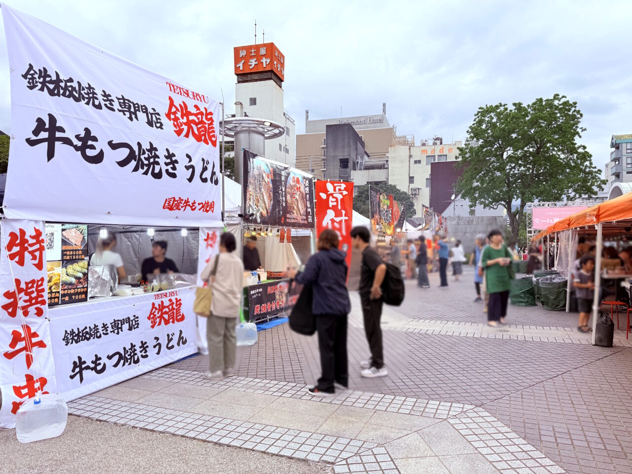 東洋電化中央公園で行われている「九州屋台飯パーク」の様子（2025年5月23日）