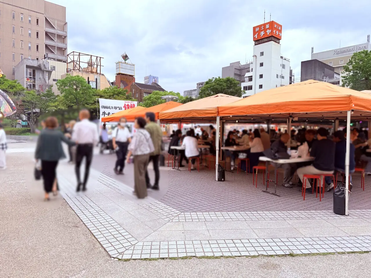 東洋電化中央公園で行われている「九州屋台飯パーク」の様子（2025年5月23日）
