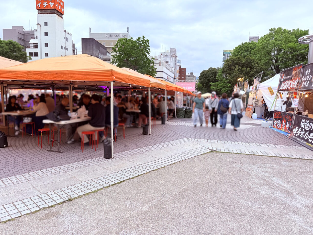 東洋電化中央公園で行われている「九州屋台飯パーク」の様子（2025年5月23日）