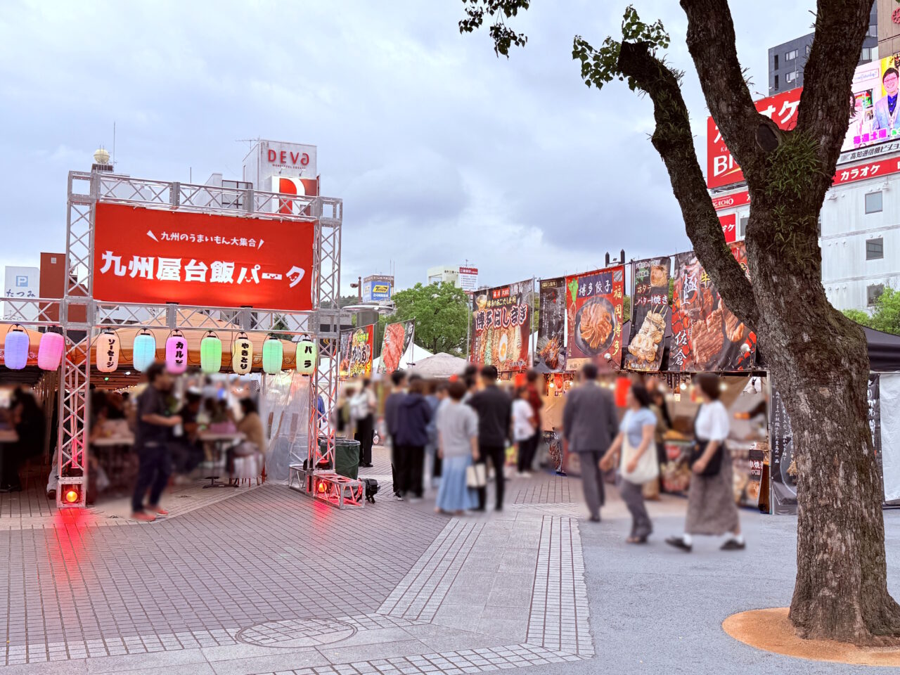 東洋電化中央公園で行われている「九州屋台飯パーク」の様子（2025年5月23日）