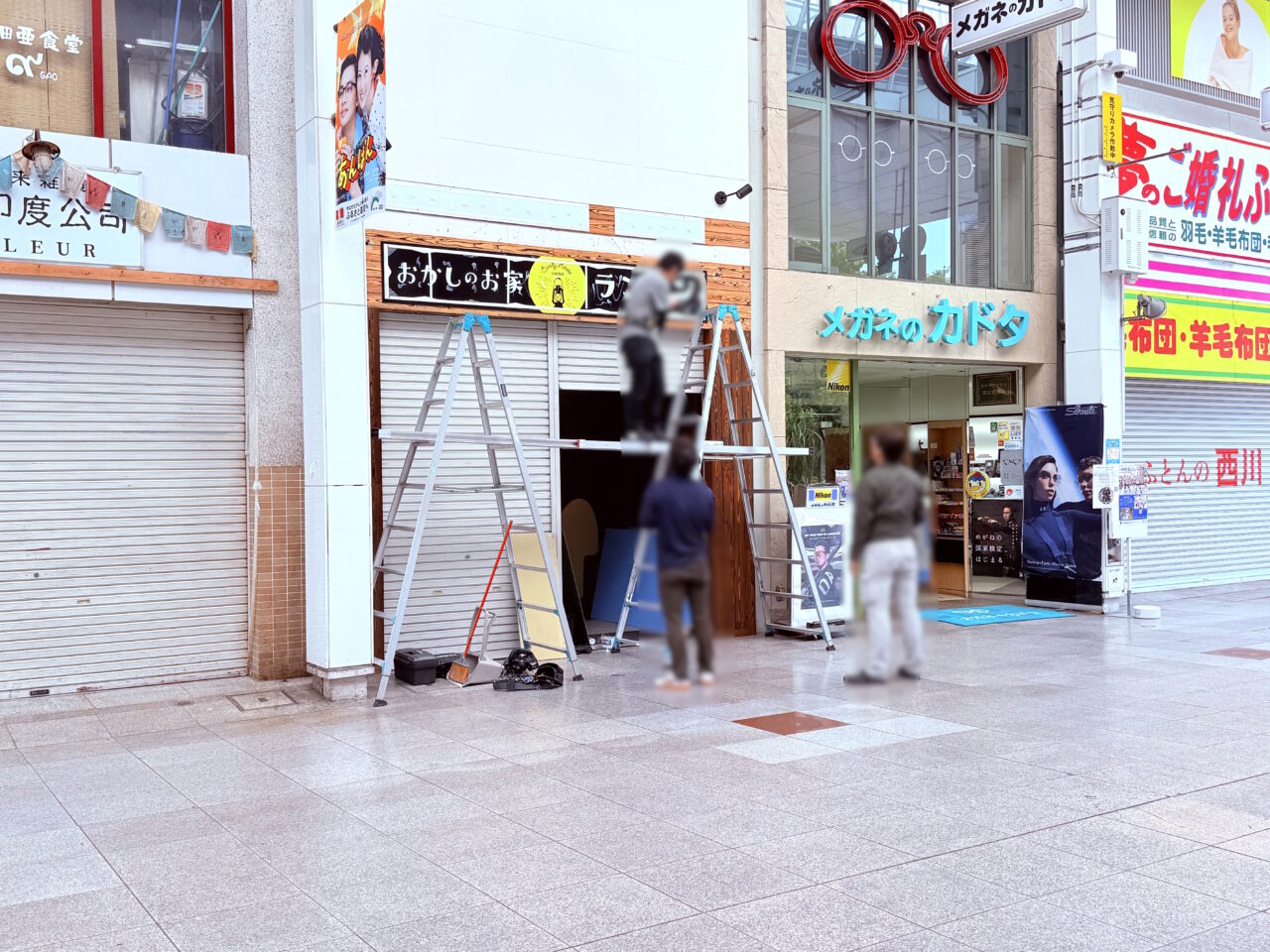 2025年5月20日帯屋町商店街にオープンしたイタリアンバル「帯屋町バルwaiwai」の前にあった「おかしのお家 ランタン」の様子
