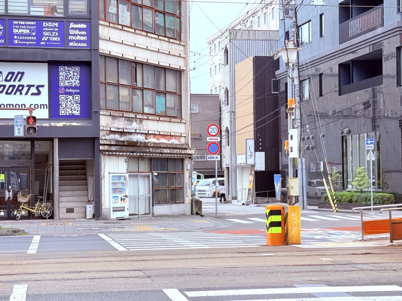2025年5月31日に閉店した「高級芋菓子しみず 高知中央店」の周辺の様子