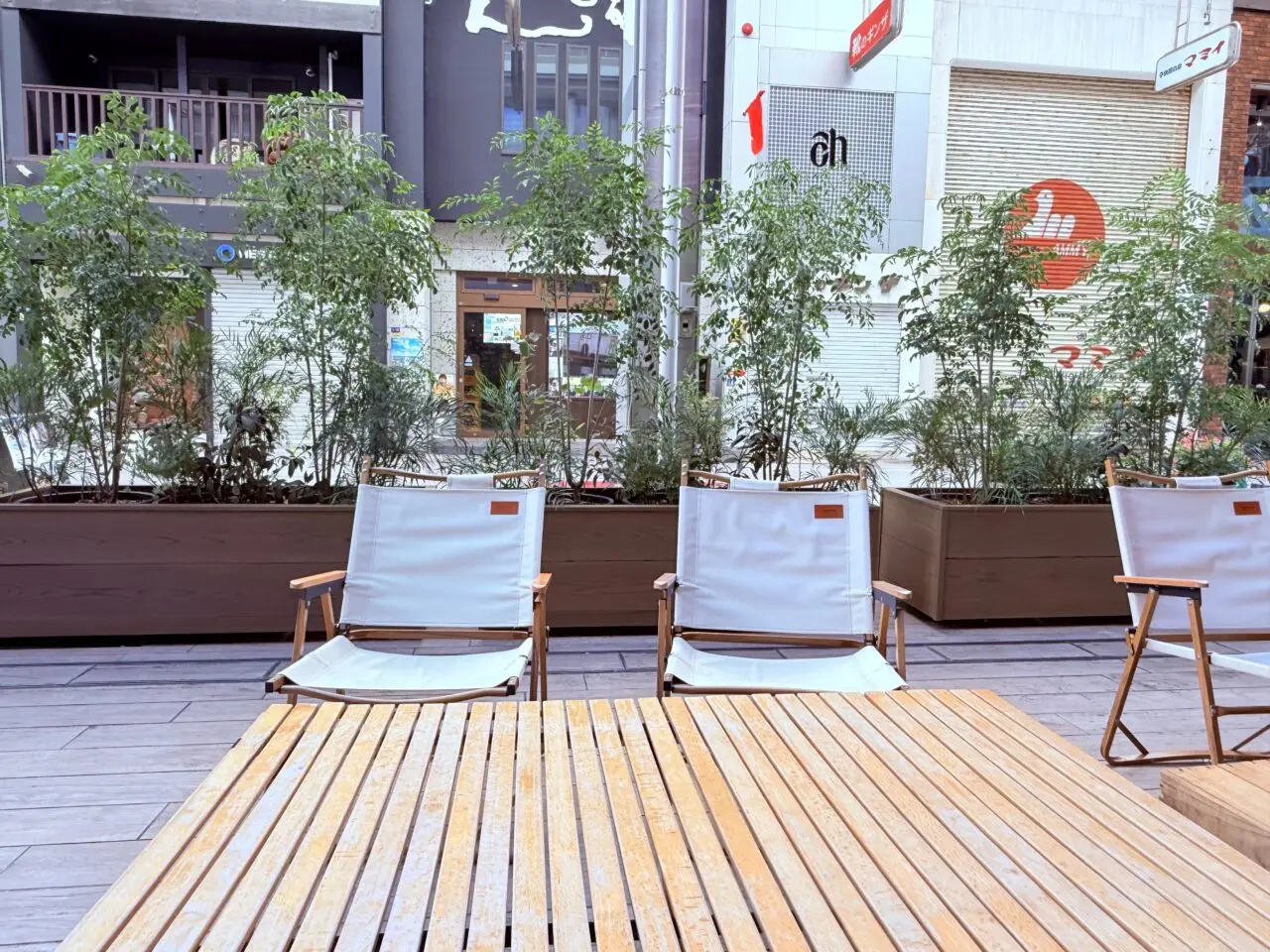 2025年8月5日に高知市はりまや町にオープン予定のレンタルスペースカフェ「和の森 sotoffice」のテラス席