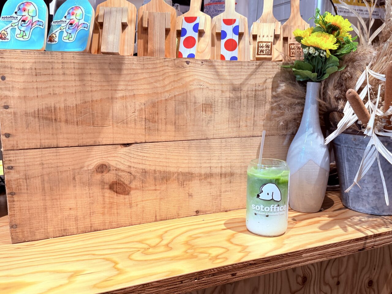 2025年8月5日に高知市はりまや町にオープン予定のレンタルスペースカフェ「和の森 sotoffice」の店内の様子
