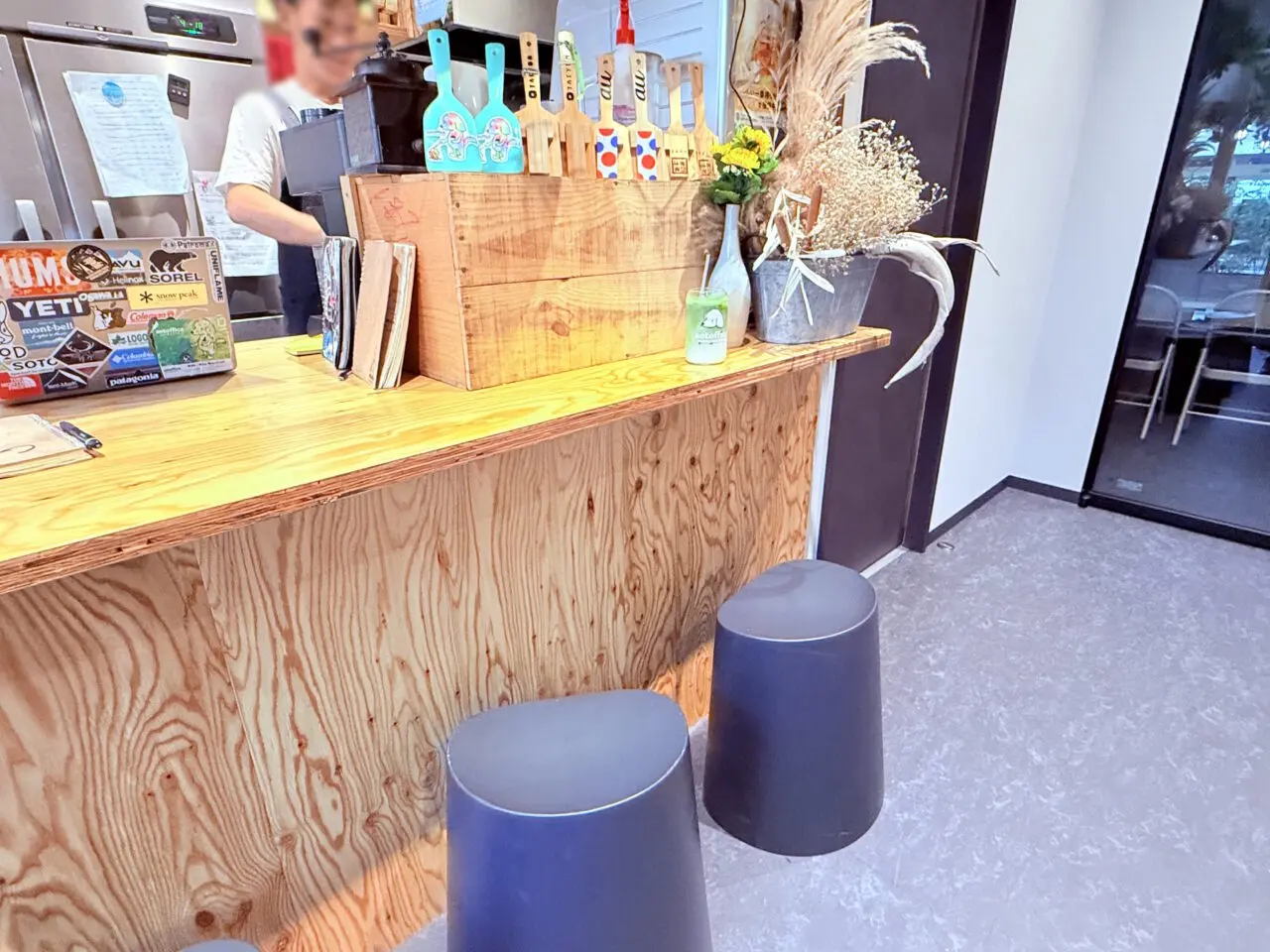 2025年8月5日に高知市はりまや町にオープン予定のレンタルスペースカフェ「和の森 sotoffice」の店内の様子