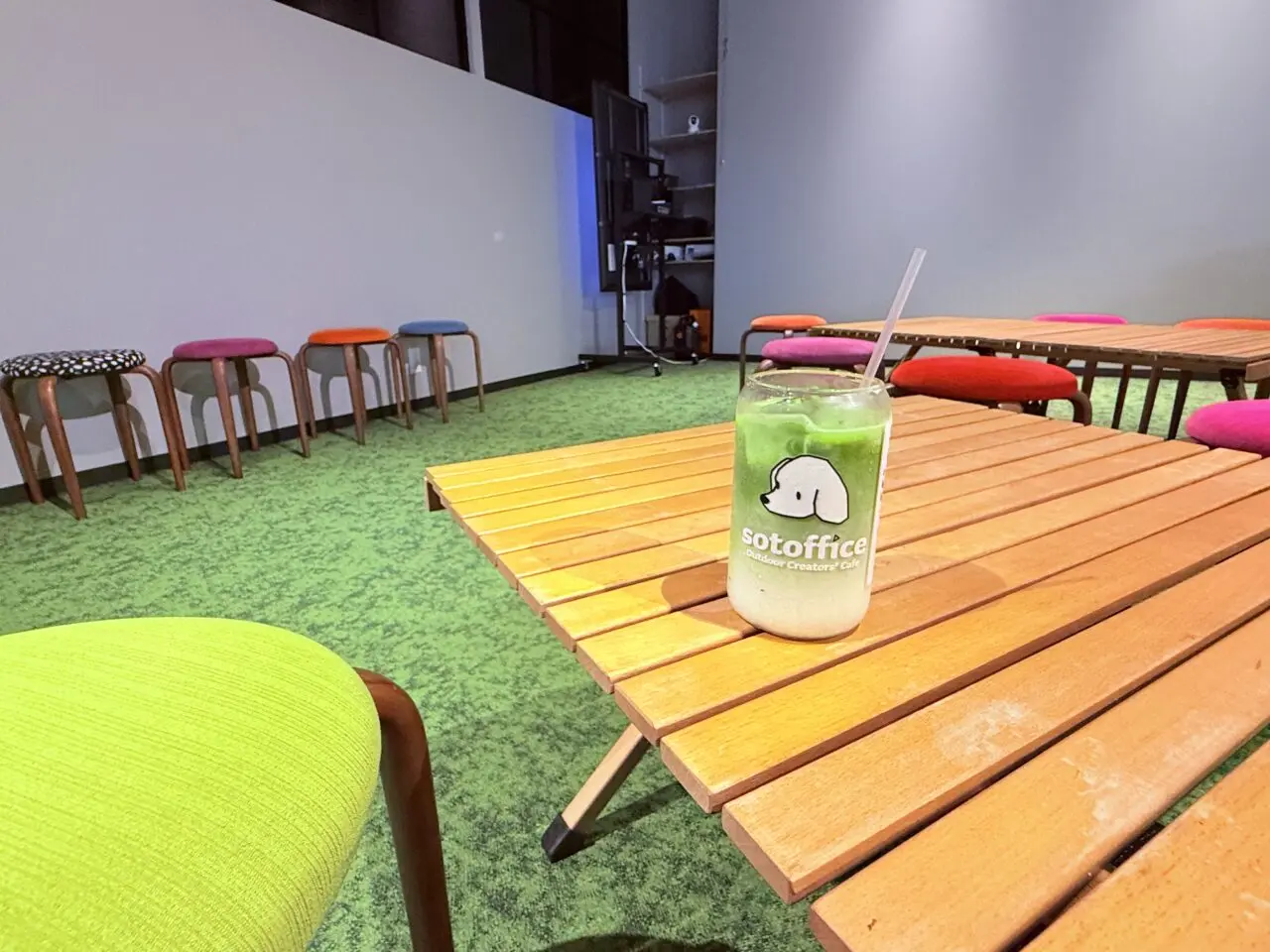 2025年8月5日に高知市はりまや町にオープン予定のレンタルスペースカフェ「和の森 sotoffice」の店内の様子