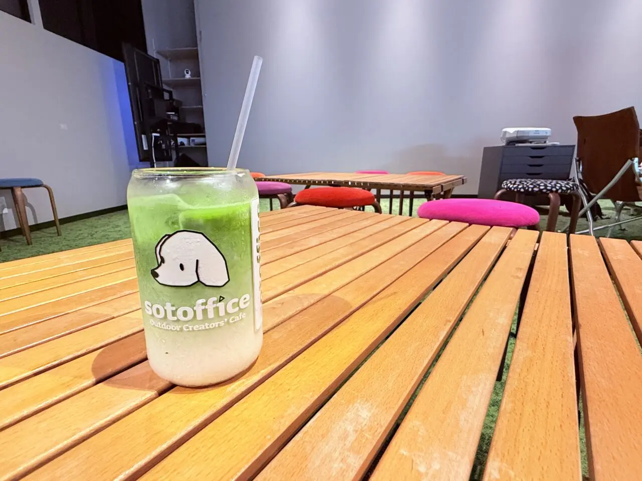 2025年8月5日に高知市はりまや町にオープン予定のレンタルスペースカフェ「和の森 sotoffice」の店内の様子