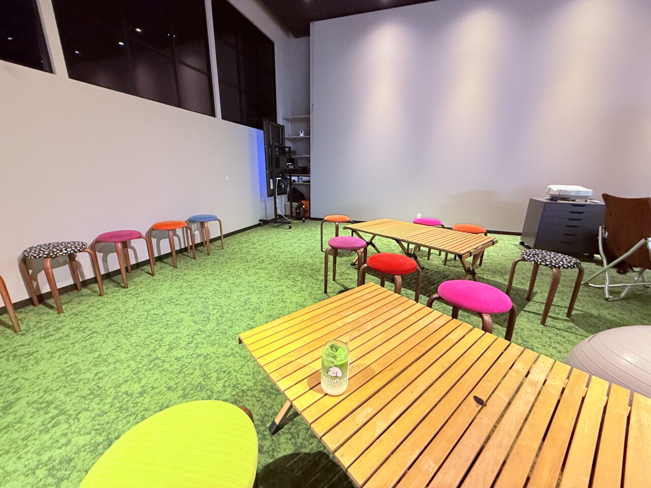 2025年8月5日に高知市はりまや町にオープン予定のレンタルスペースカフェ「和の森 sotoffice」の店内の様子