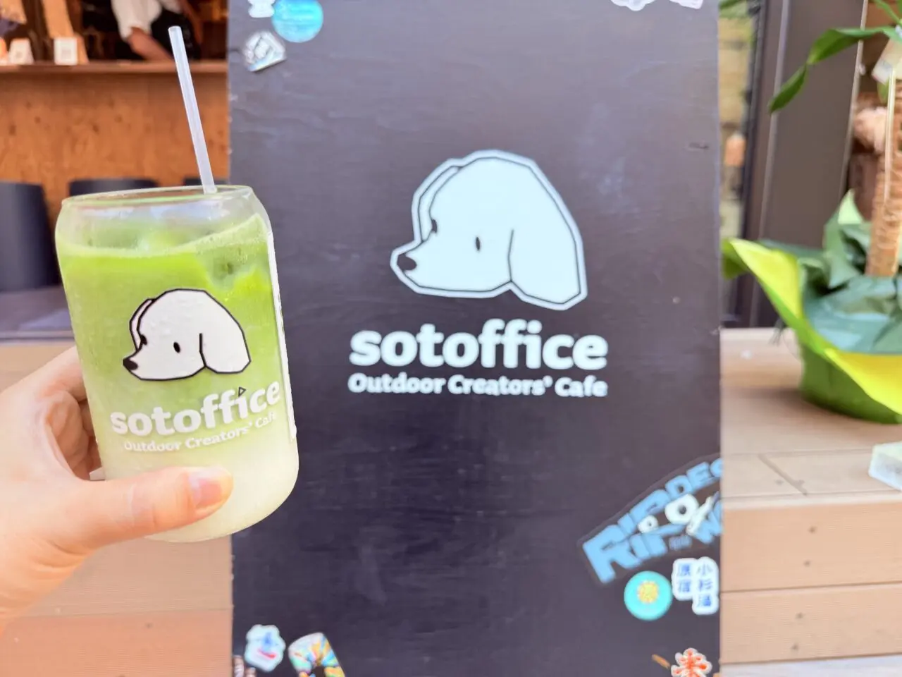 2025年8月5日に高知市はりまや町にオープン予定のレンタルスペースカフェ「和の森 sotoffice」の店内の様子