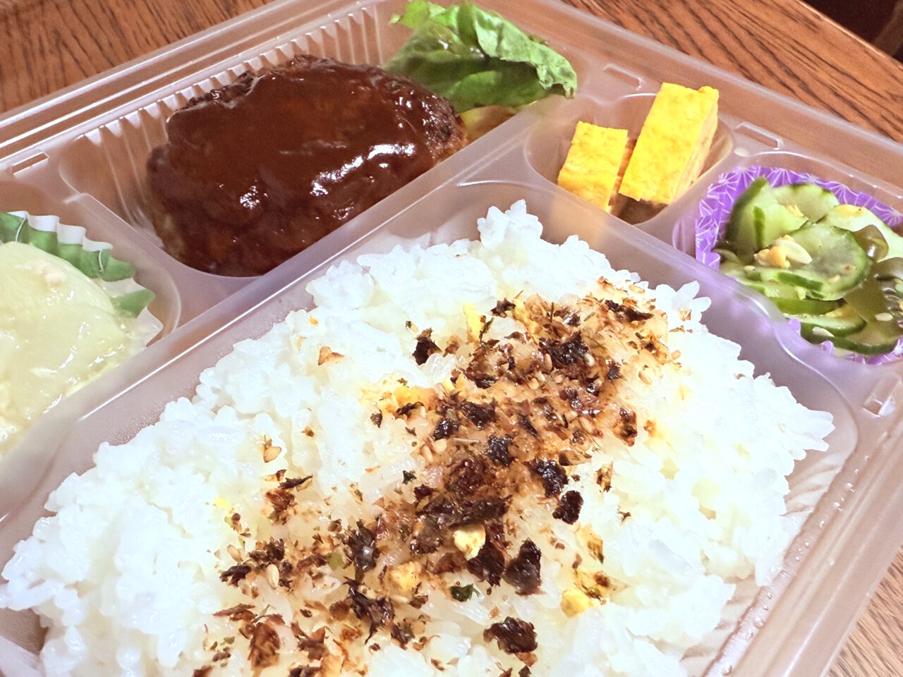 2025年7月12日に高知市新本町にオープンした「梅や」のハンバーグ弁当