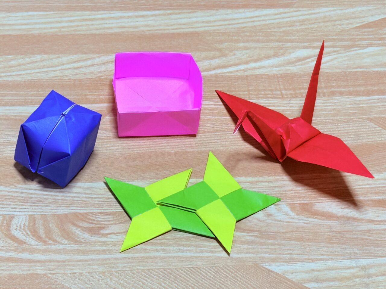伝承折りでおられた鶴、手裏剣、箱、風船