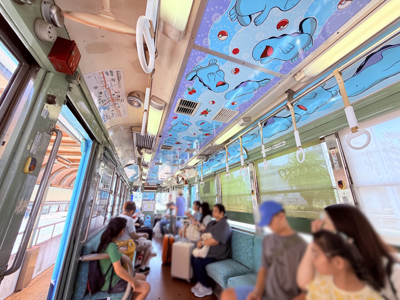 高知だいすきポケモン ヌオー電車と乗客の様子