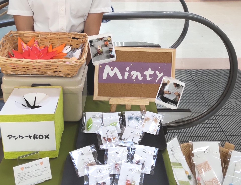 高知りょうま空港で折り紙アクセサリーを販売する様子