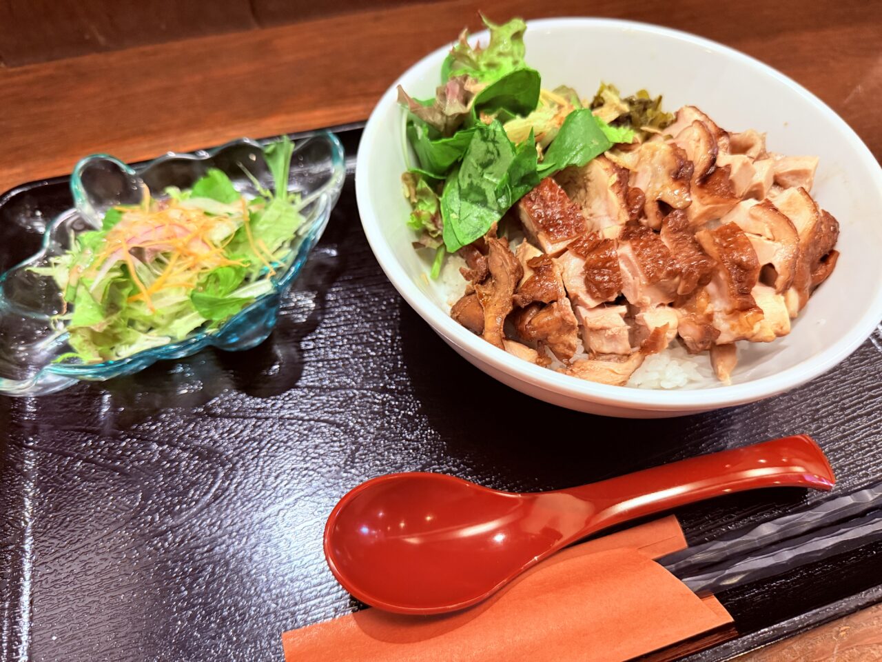 2024年10月16日にオープンした本格中華「香港四季楼 虎嘯（kosho）」の「虎嘯名物 香港風醤油鶏飯」