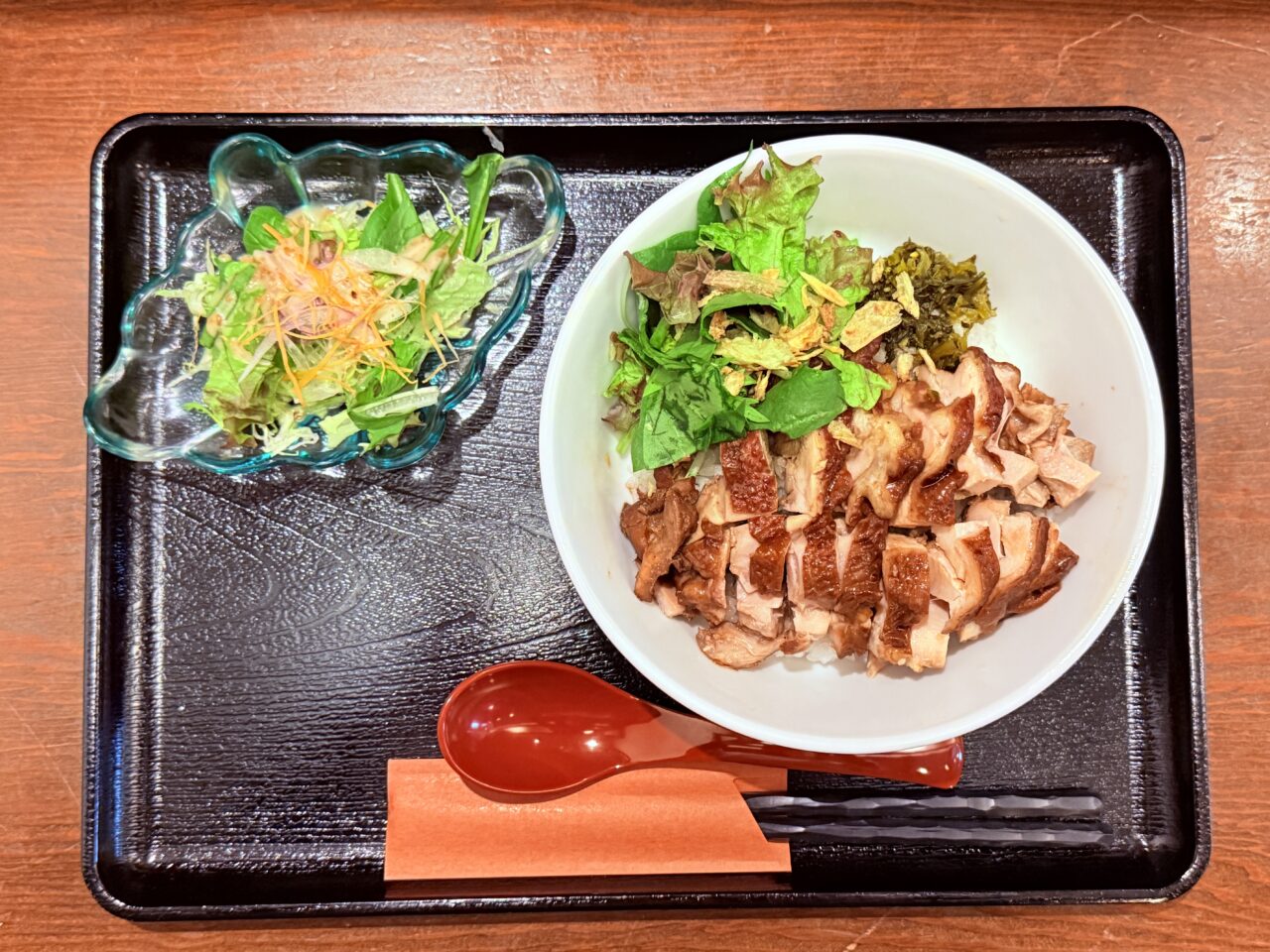 2024年10月16日にオープンした本格中華「香港四季楼 虎嘯（kosho）」の「虎嘯名物 香港風醤油鶏飯」