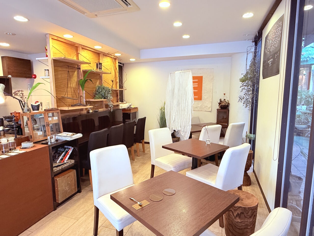 至高の一杯が楽しめる中の橋通りのコーヒー専門店「露堂々」の店内