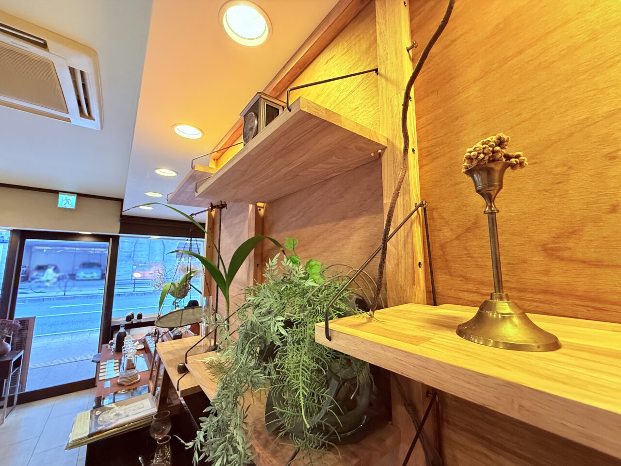 至高の一杯が楽しめる中の橋通りのコーヒー専門店「露堂々」の店内
