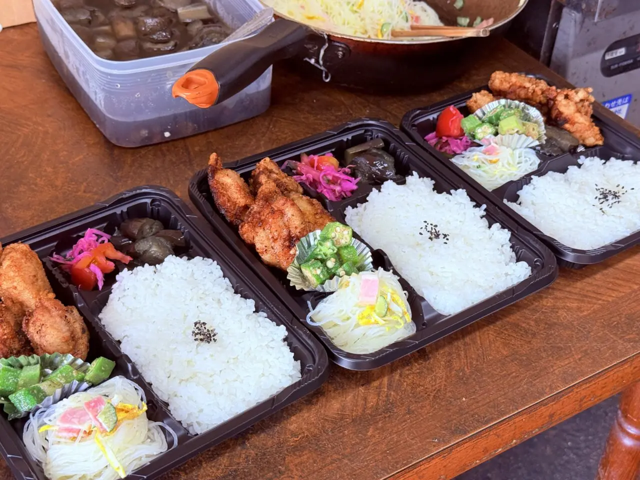 菜園場商店街で長年愛されるお弁当・仕出しの老舗「澤本商店」の日替わり弁当