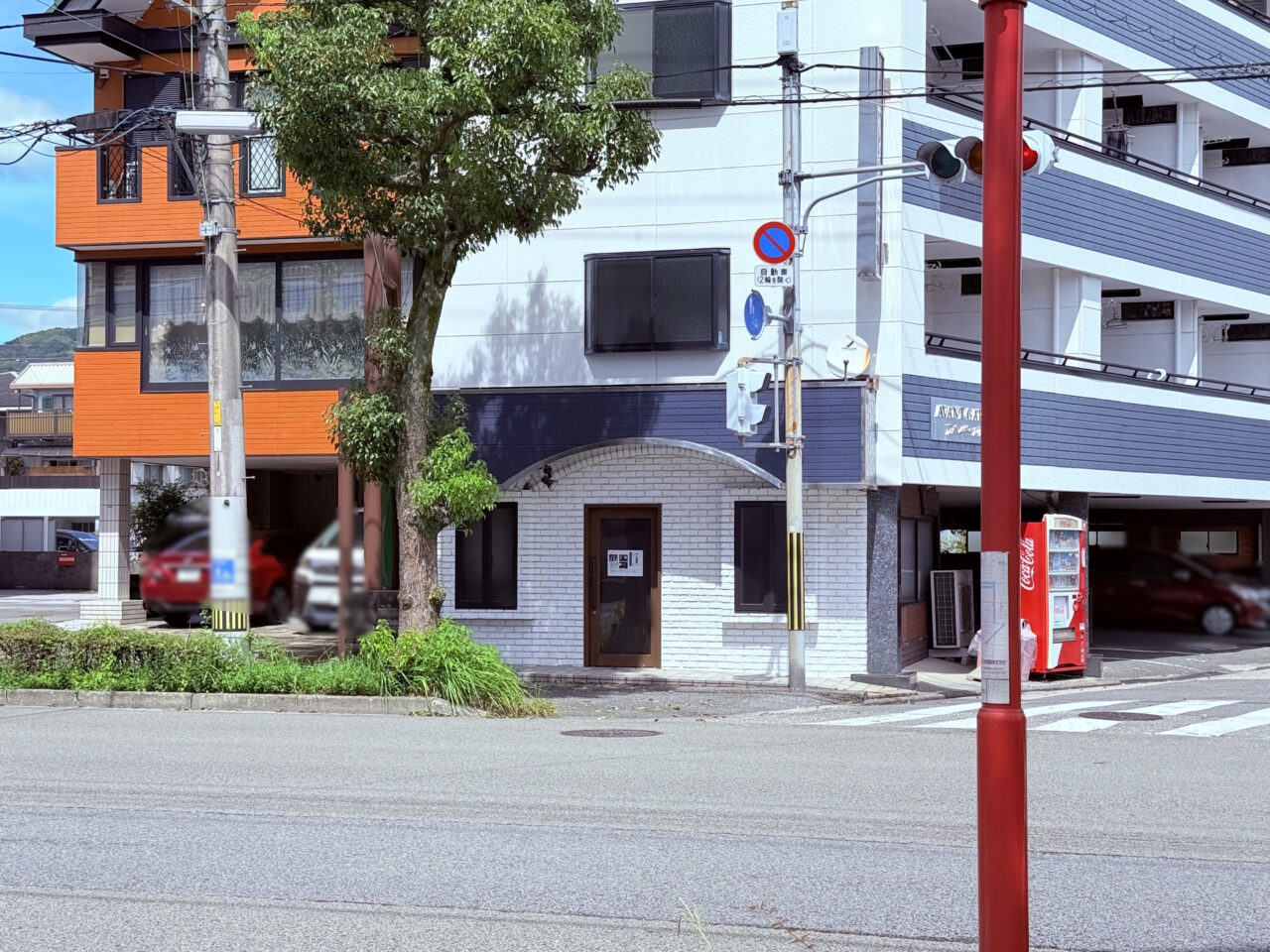 高知市塩田町のかき氷屋「八家企画」の外観（2025年9月上旬撮影）