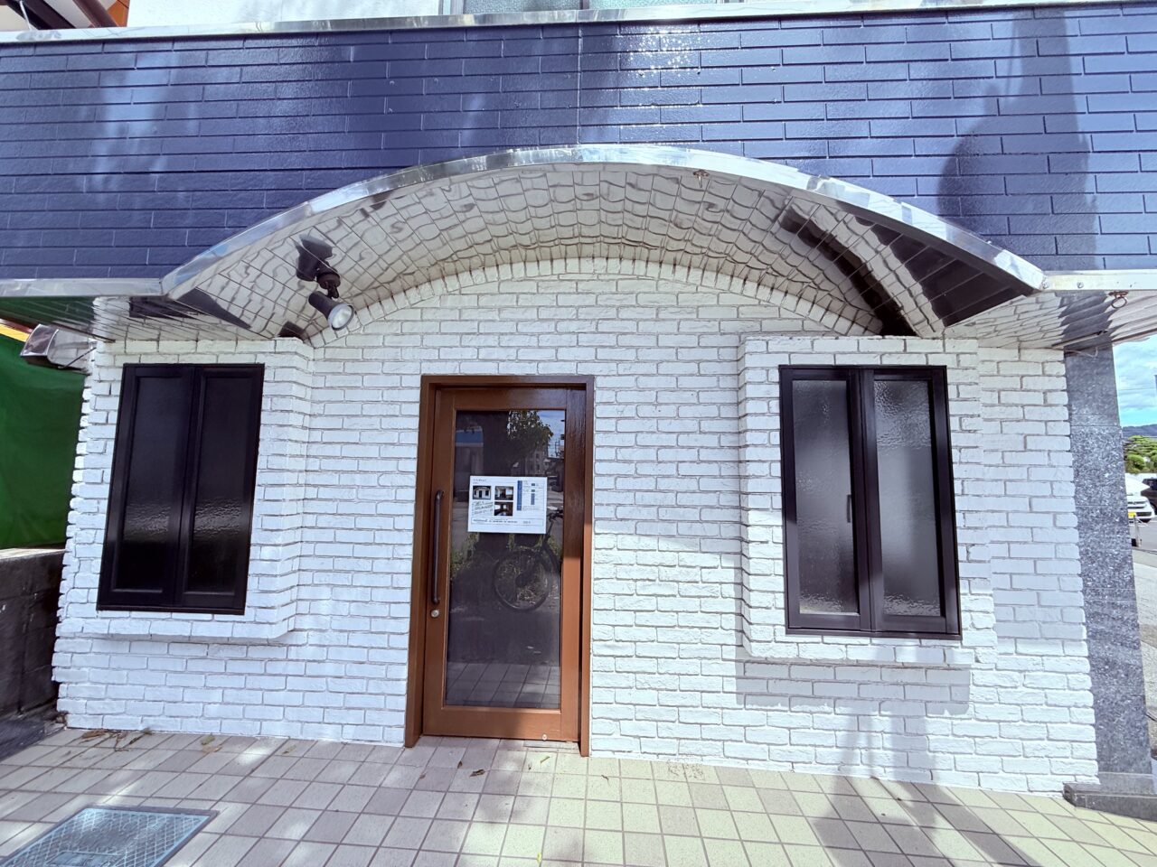 高知市塩田町のかき氷カフェ「八家企画」の外観（2025年9月上旬撮影）