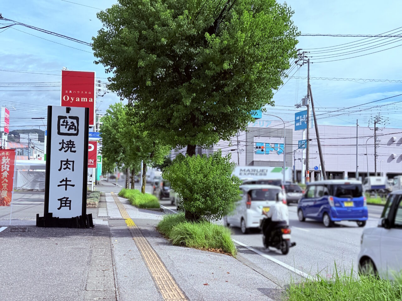 リニューアルオープンした高知市海老ノ丸の「牛角 高知御座店」の周辺の様子（2025年9月11日撮影）