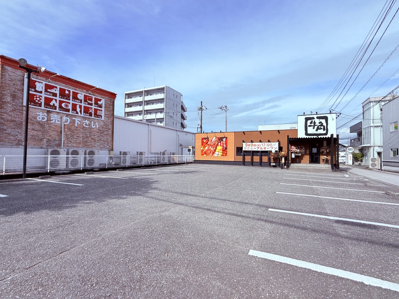 リニューアルオープンした高知市海老ノ丸の「牛角 高知御座店」の周辺の外観（2025年9月11日撮影）