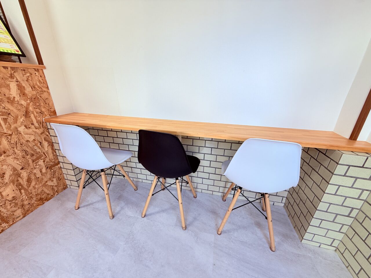 2025年7月18日に高知市比島町にオープンしたクレープ屋「crepe RING KONG」の店内の様子