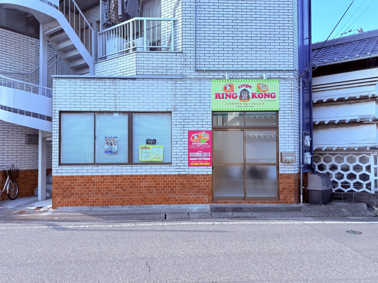 2025年7月18日に高知市比島町にオープンしたクレープ屋「crepe RING KONG」の外観