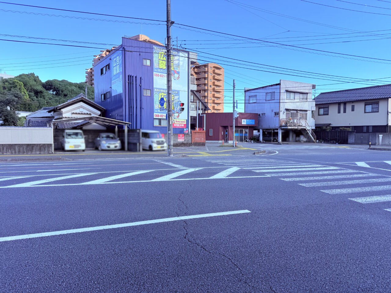 2025年7月18日に高知市比島町にオープンしたクレープ屋「crepe RING KONG」の駐車場