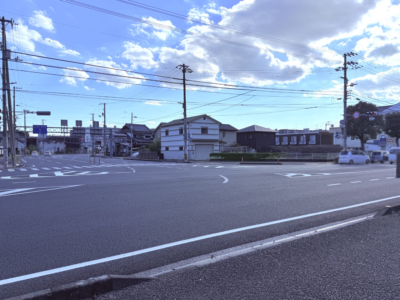 2025年7月18日に高知市比島町にオープンしたクレープ屋「crepe RING KONG」の周辺の様子