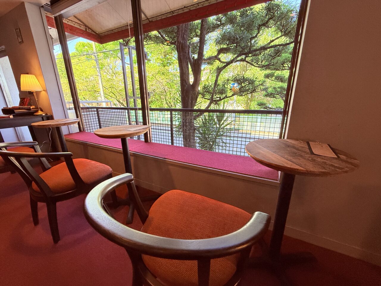 2025年10月4日にオープンしたミステリー小説が並ぶ「ブックカフェ ひいろ書店」の店内の様子