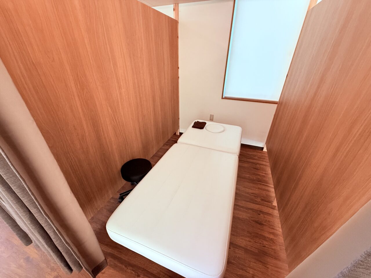 2025年11月4日にオープンする「クマの冬眠 南川添店」の内装