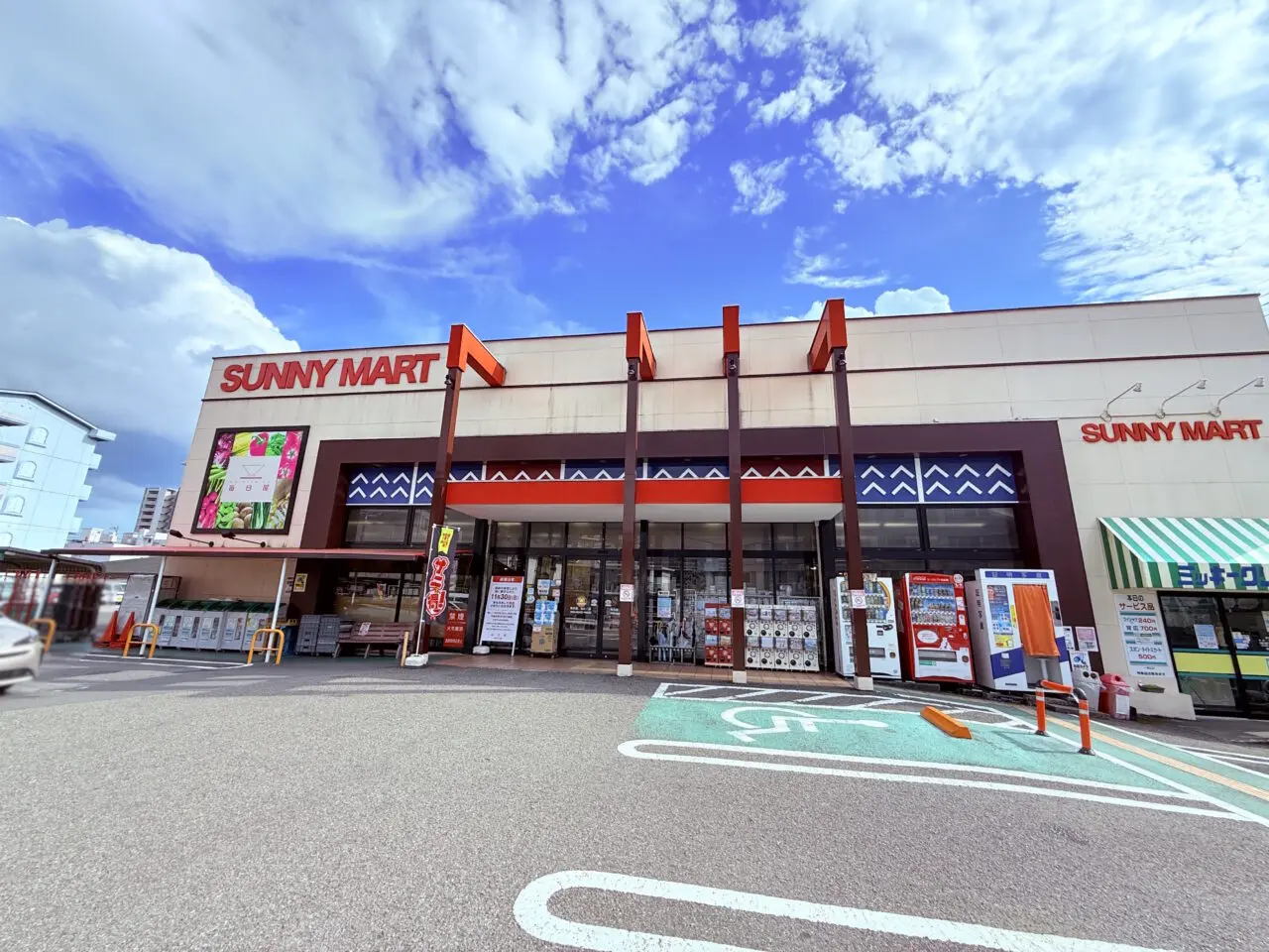2025年11月30日閉店予定の高知市愛宕町のスーパーマーケット「毎日屋 あたご店」の外観
