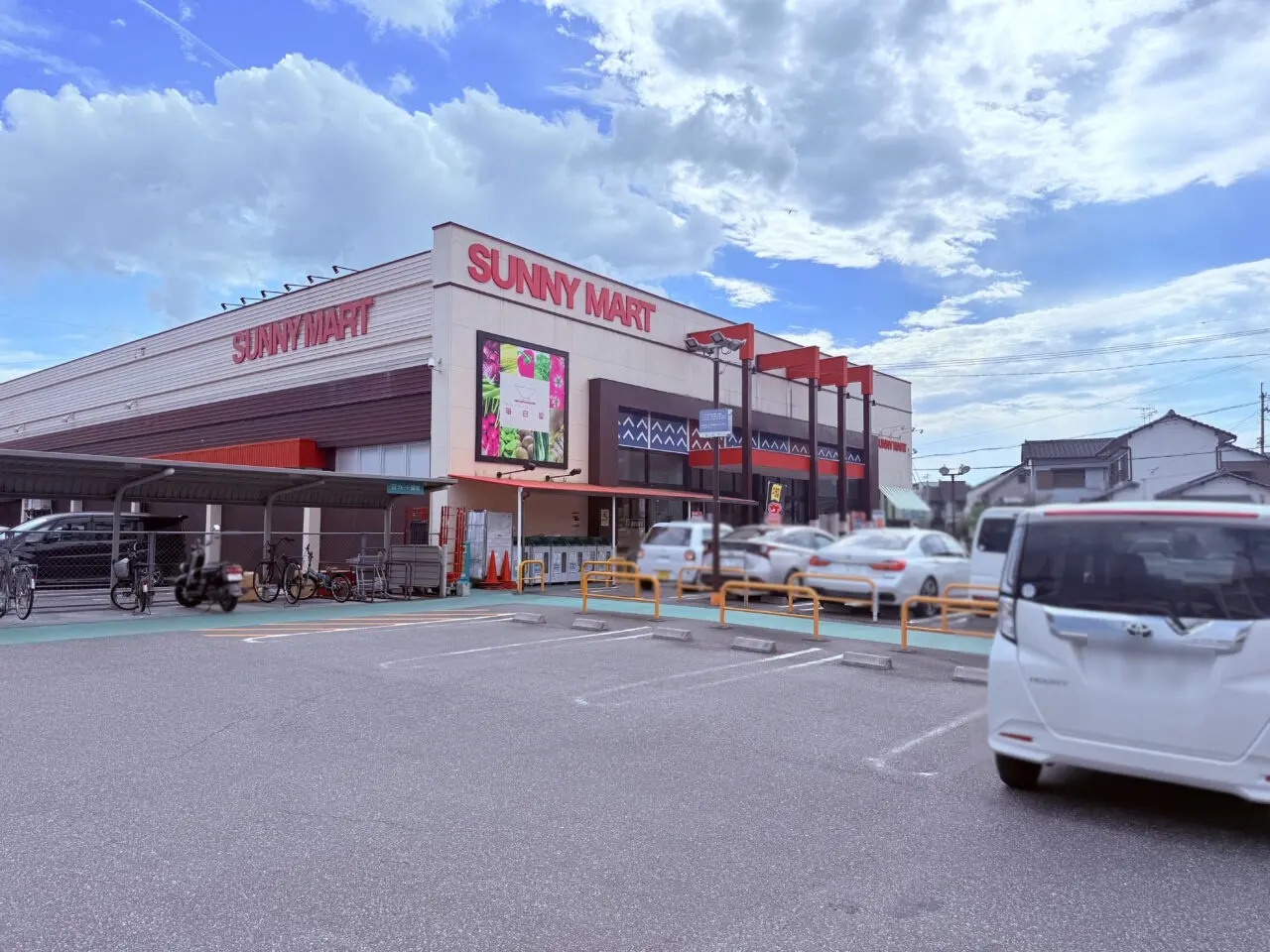 2025年11月30日閉店予定の高知市愛宕町のスーパーマーケット「毎日屋 あたご店」の外観