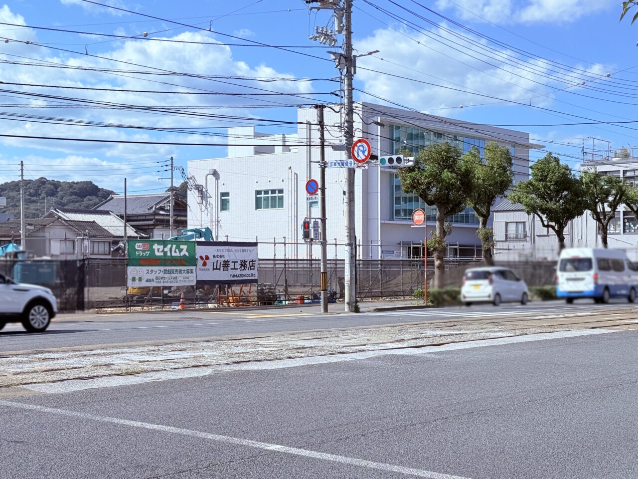 新しく「ドラッグセイムス」がオープンする予定の旧・高知市下水道局跡地の様子(2025年10月下旬撮影)