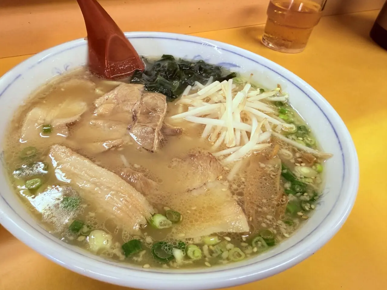 2025年10月31日に閉店する天神橋通商店街の「純手打ちラーメンとがの」のとがのラーメン