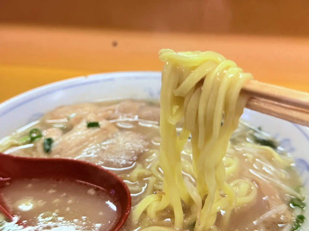 2025年10月31日に閉店する天神橋通商店街の「純手打ちラーメンとがの」のとがのラーメン