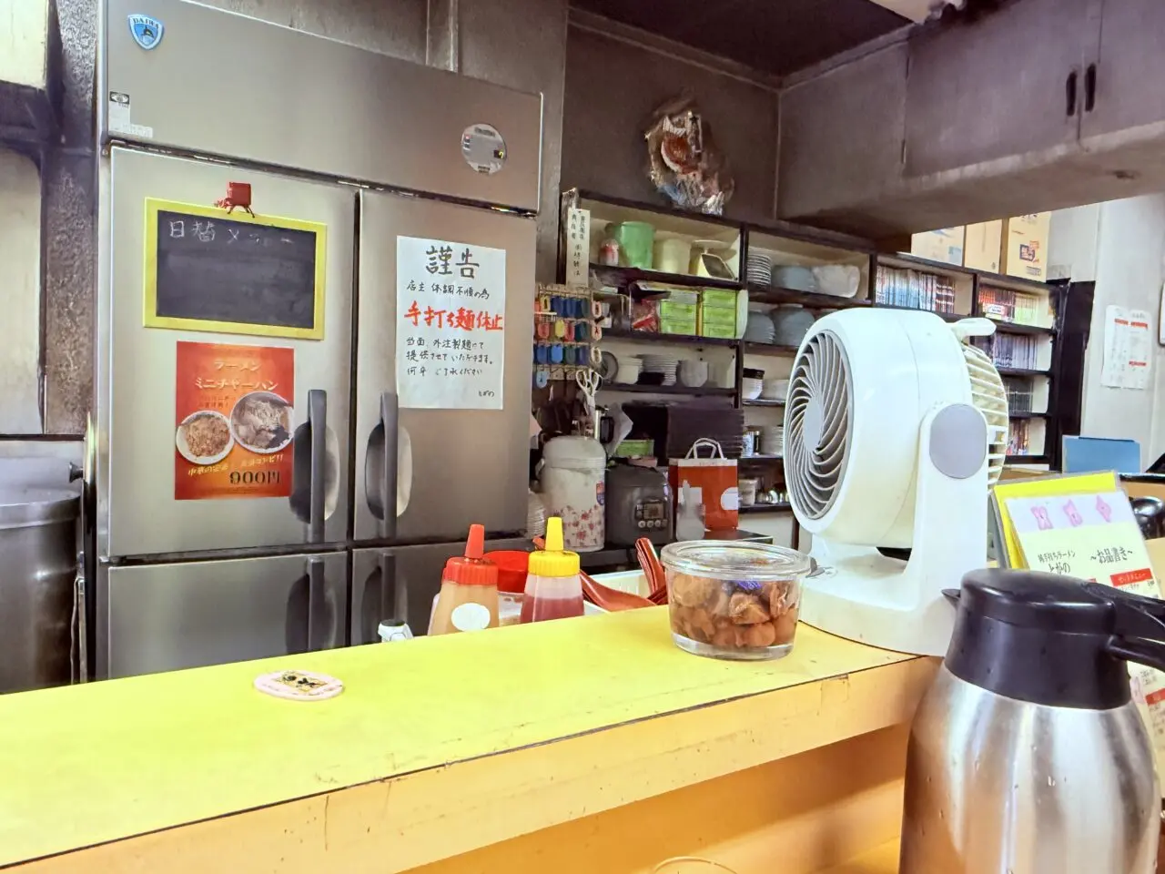 2025年10月31日に閉店する天神橋通商店街の「純手打ちラーメンとがの」の店内の様子