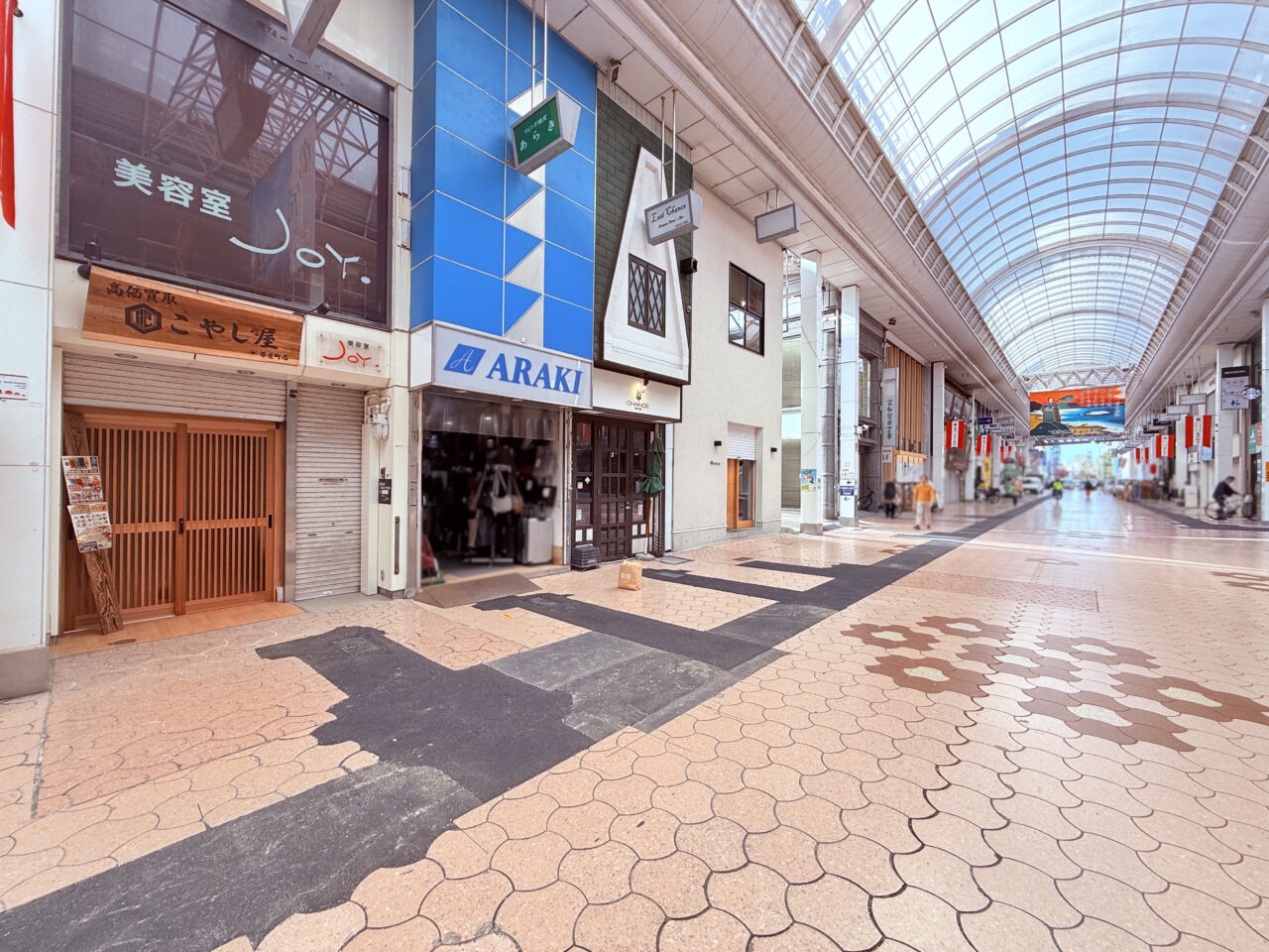 2025年11月26日に帯屋町商店街にオープンした「こやし屋 帯屋町店」の外観