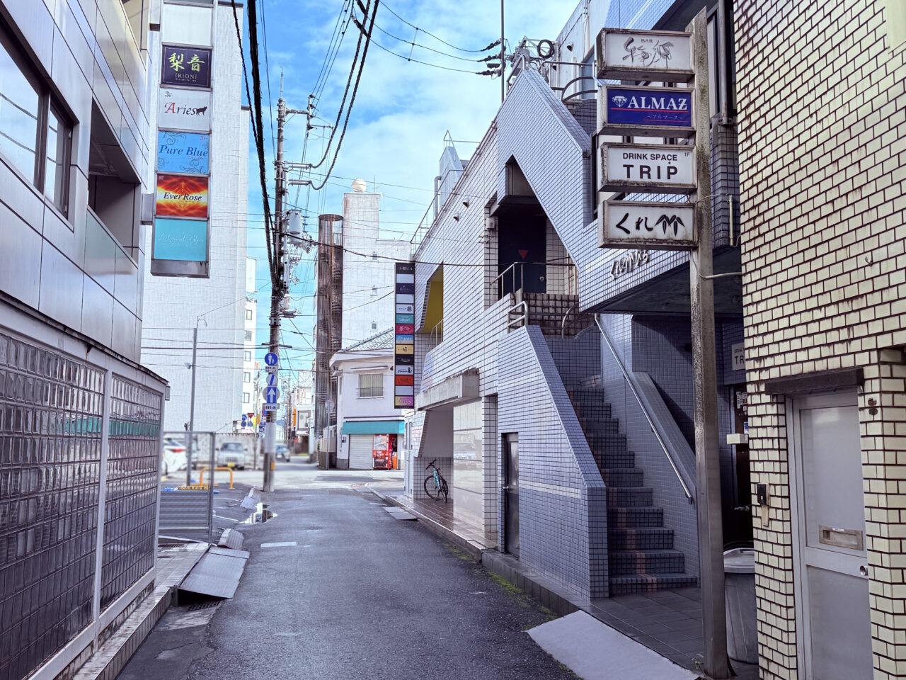 2025年10月末に閉店した老舗寿司店「すし くれ竹」の外観