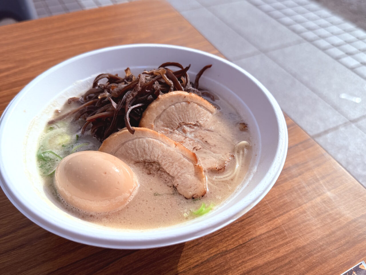 東洋電化中央公園で開催された「第3回 こうちラーメン博」の様子(2025年11月21日撮影)