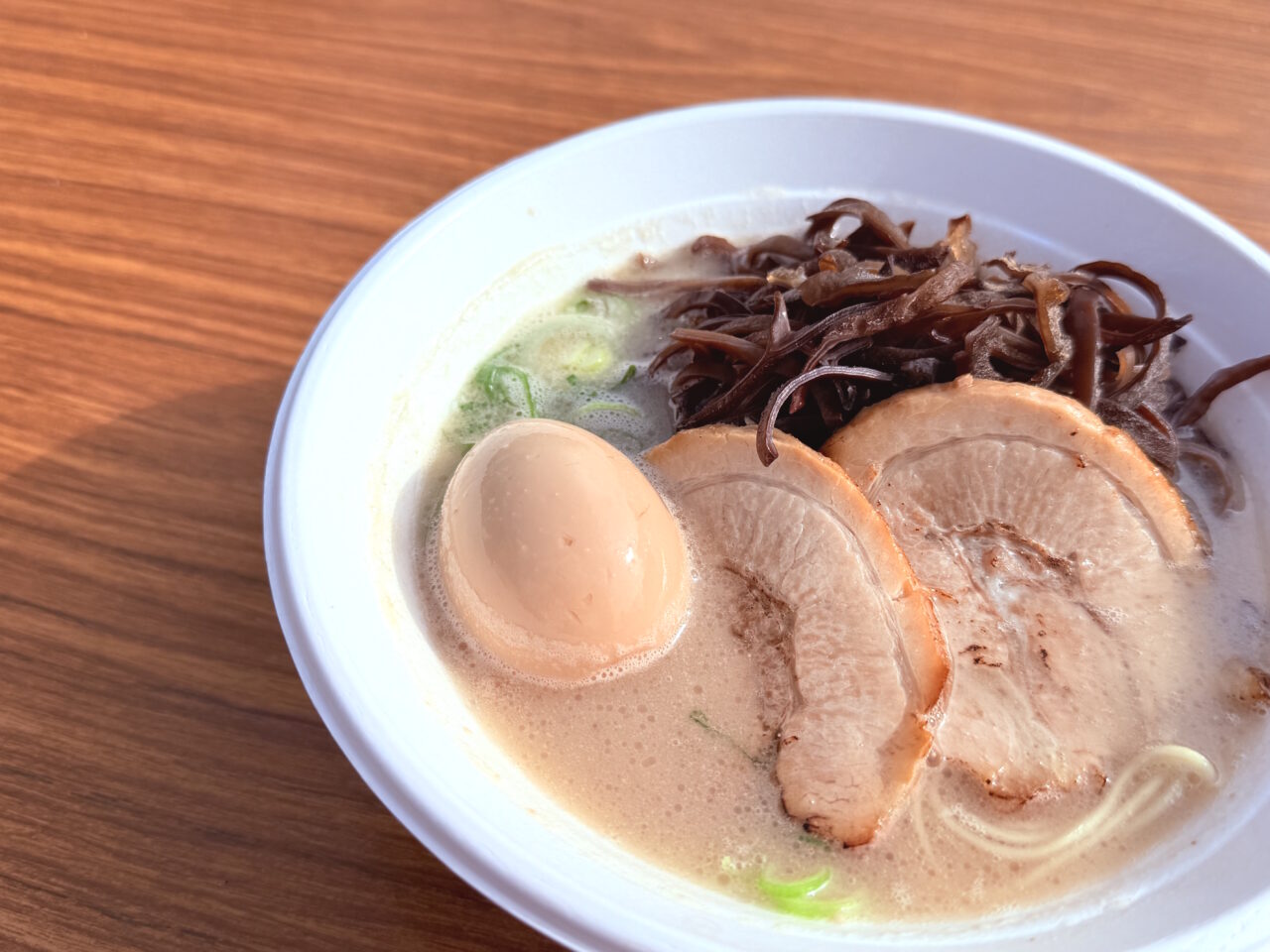 東洋電化中央公園で開催された「第3回 こうちラーメン博」の様子(2025年11月21日撮影)