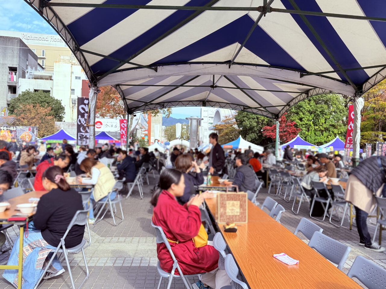 東洋電化中央公園で開催された「第3回 こうちラーメン博」の様子(2025年11月21日撮影)